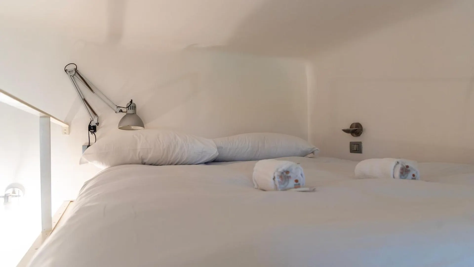 Youhosty - Navigli View Apartment Милан
