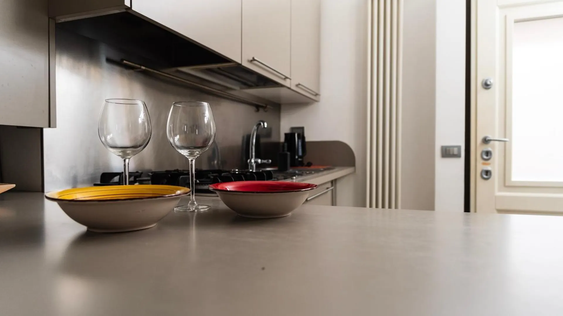 Youhosty - Navigli View Apartment Милан Италия