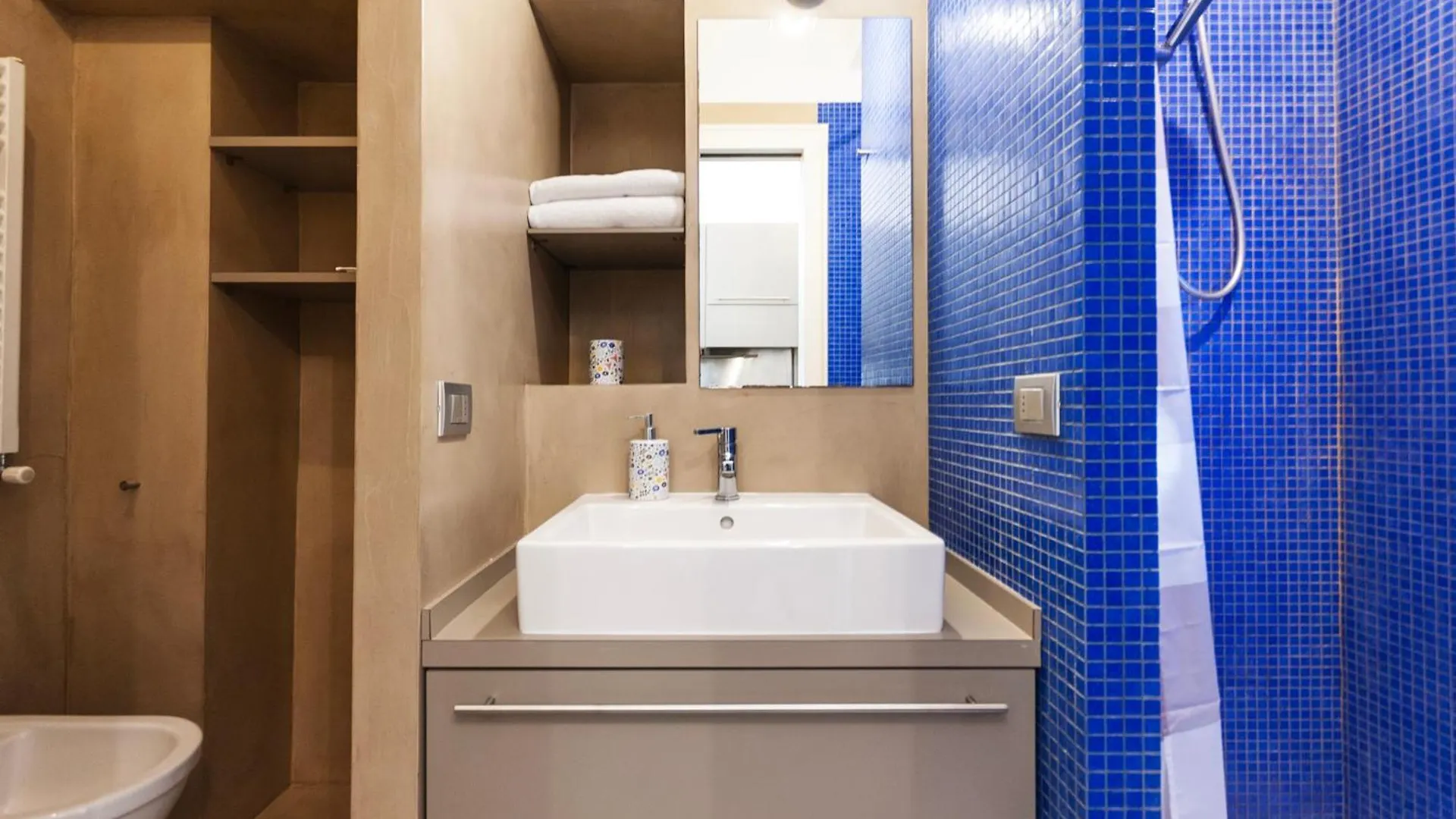 Youhosty - Navigli View Apartment Милан Италия
