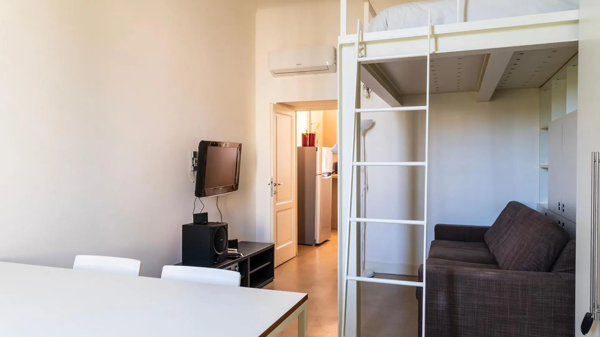 Youhosty - Navigli View Apartment Милан