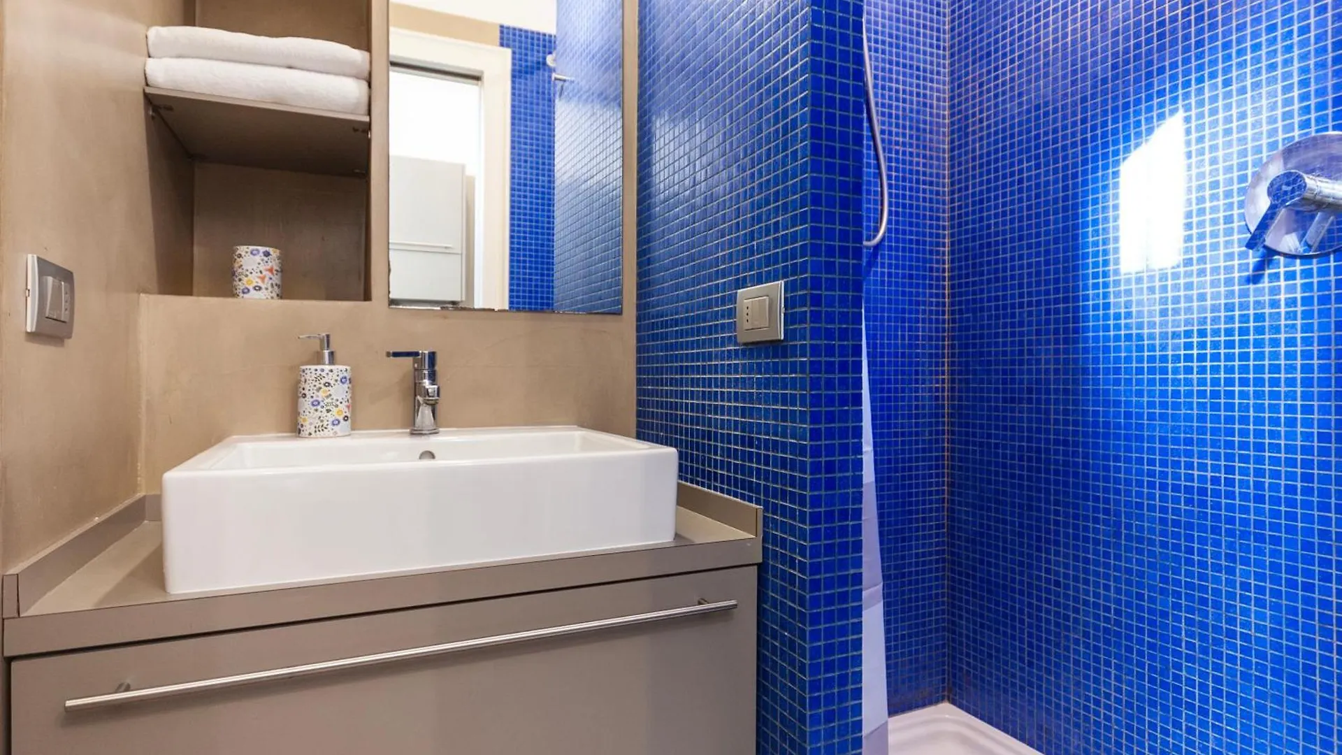 Youhosty - Navigli View Apartment Милан 0*,  Италия