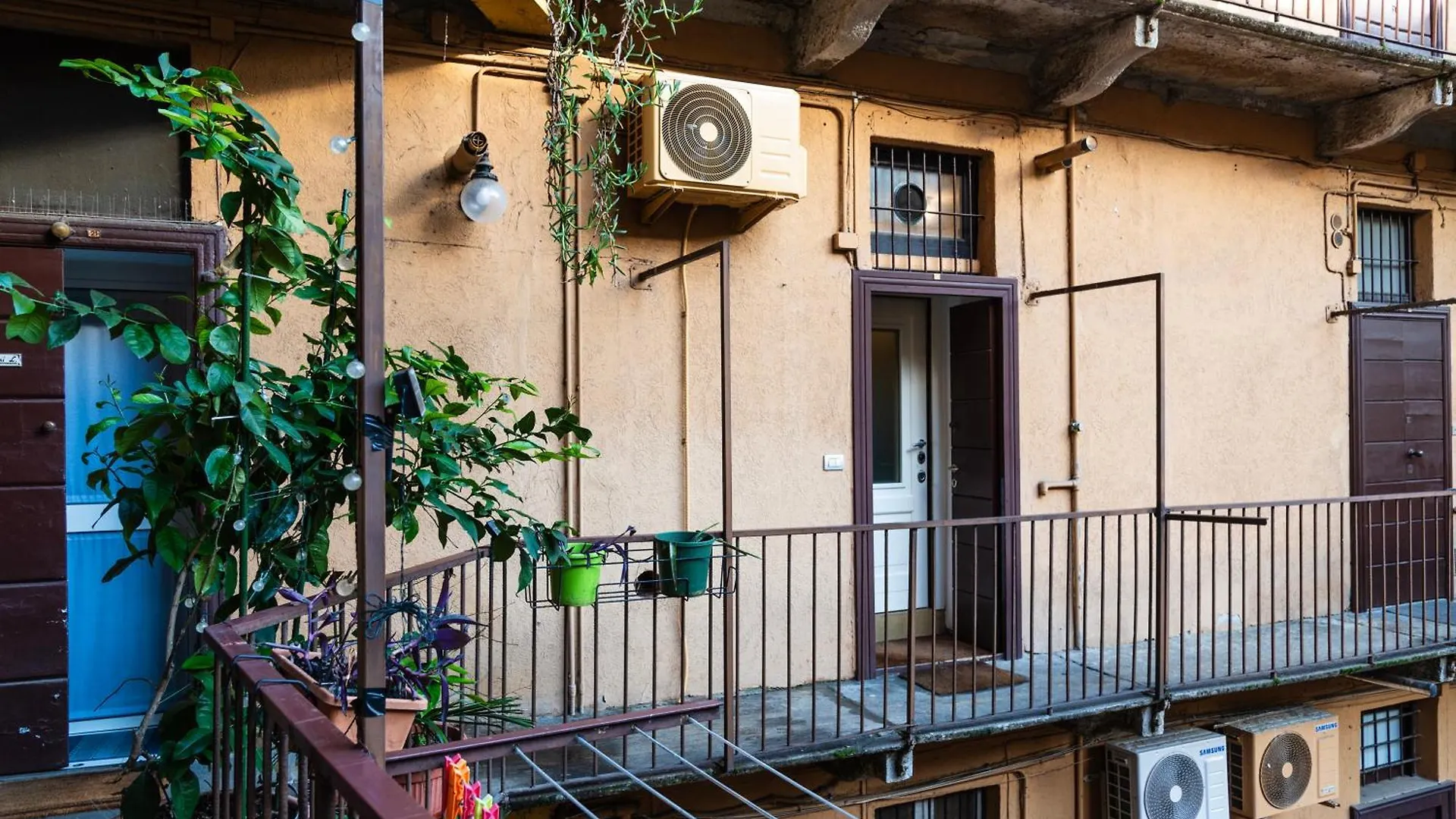 Youhosty - Navigli View Apartment Милан