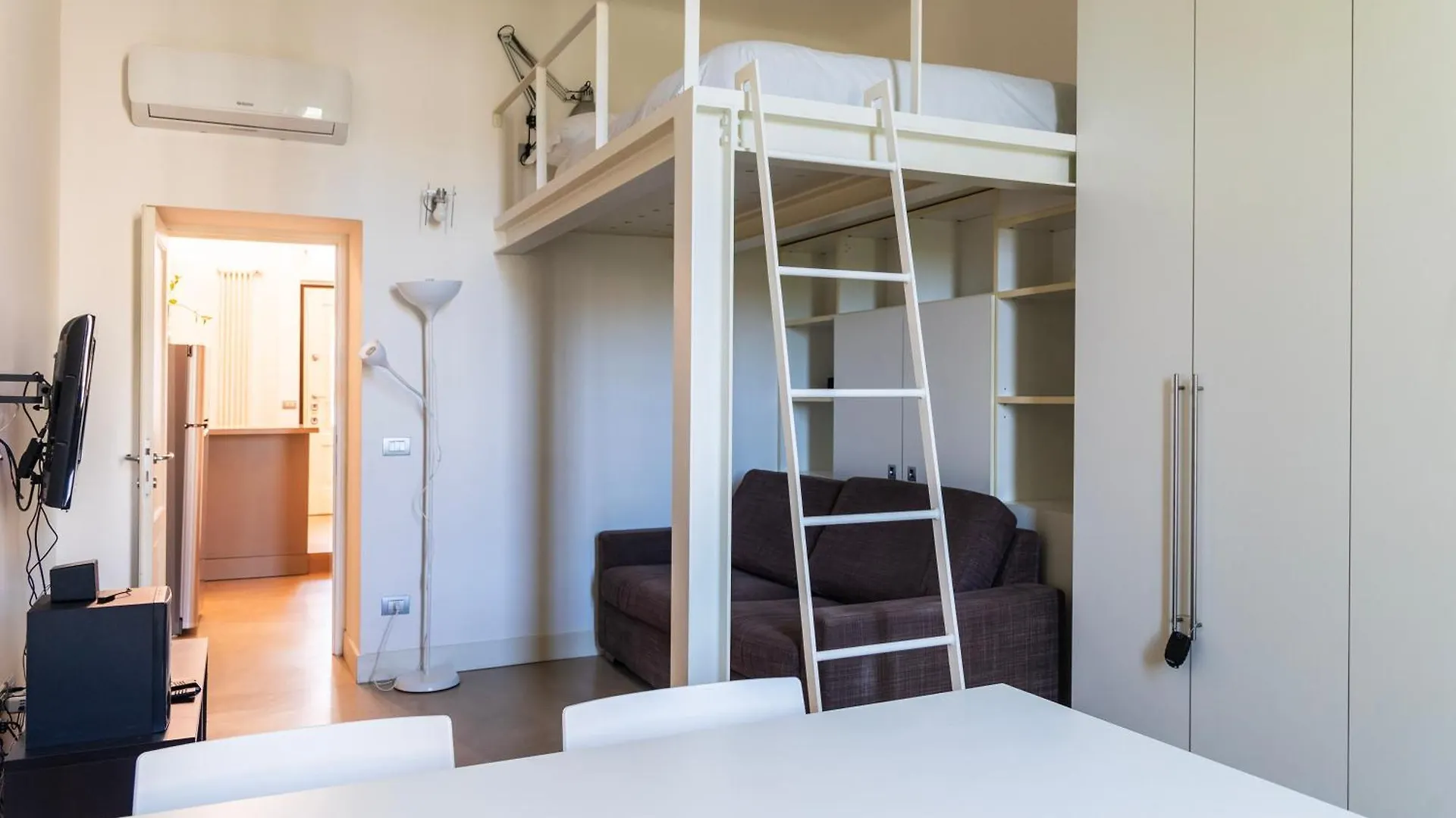 Youhosty - Navigli View Apartment Милан